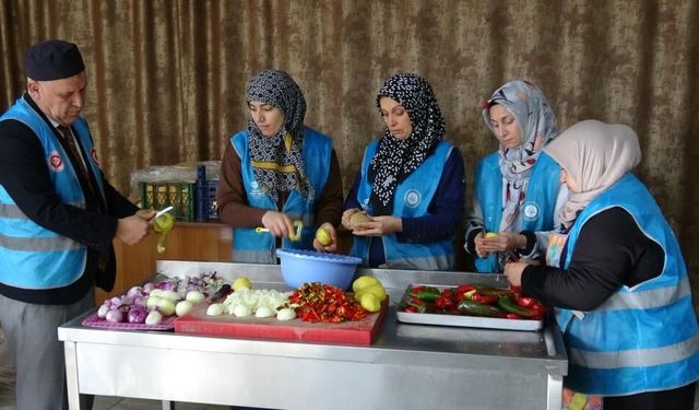 Osmanlı Camii’nde her gün 1.500 kişiye iftar veriliyor