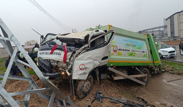 Nizip’te Belediye Aracı Kaza Yaptı