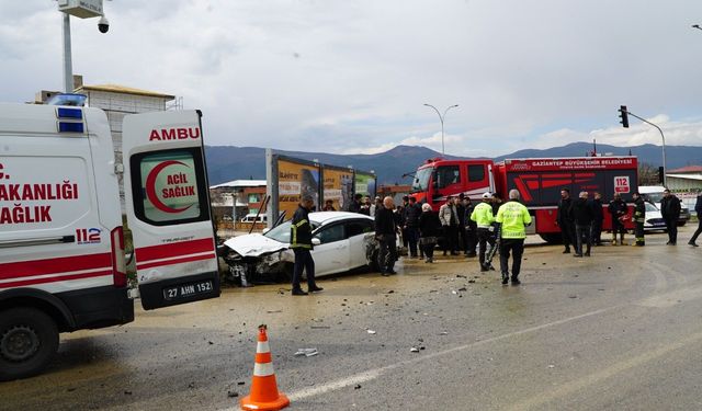 Gaziantep’te trafik kazası: Tır ile otomobil çarpıştı