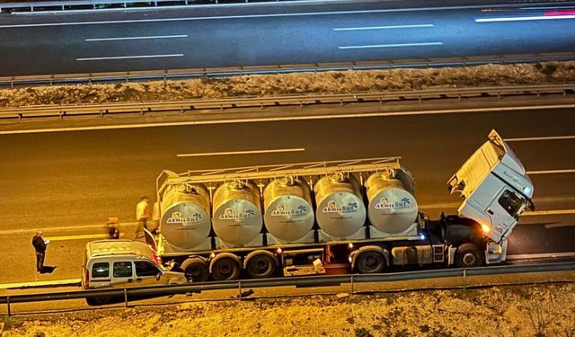 Gaziantep’te korkutan Kaza! Ticari araç süt tankerinin altı girdi