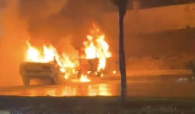 Gaziantep'te çarpışan iki otomobil alev aldı