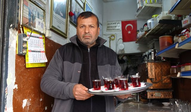 52 yıldır muhabbetle çay demliyor