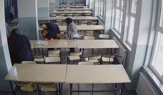 Öğretmen, öğrencisinin hayatını saniyeler içinde kurtardı