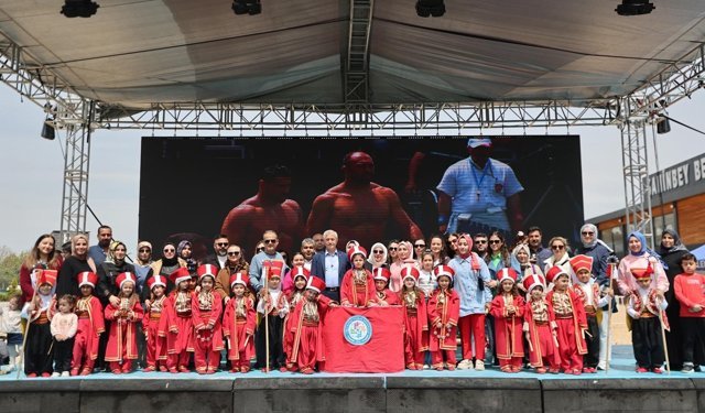 CHP’nin sırt döndüğü mehteran takımı güreş sahnesinde
