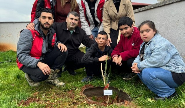 Özel eğitim öğrencileri Gaziantep’te doğa için fidan dikti