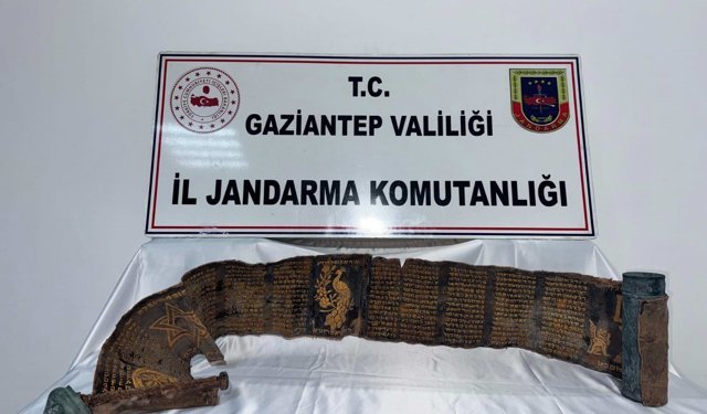 Gaziantep’te piton derili gizemli kitap ele geçirildi