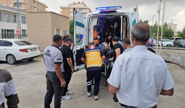 Çalışma sırasında elektrik işçisi direkten düştü