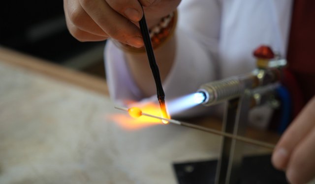 Deprem korkusunu cam sanatına dönüştürdü