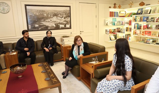 Fatma Şahin'den genç öğrenciye protez desteği