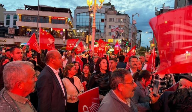 CHP’liler Gaziantep İl Başkanlığı önünde toplandı