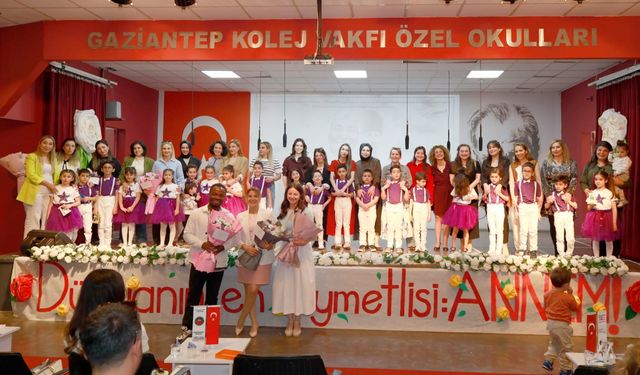 Minik yüreklerden annelere duygusal gösteri