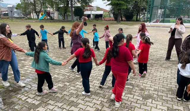 Proje kapsamında Köy çocuklarına kitap desteği verildi