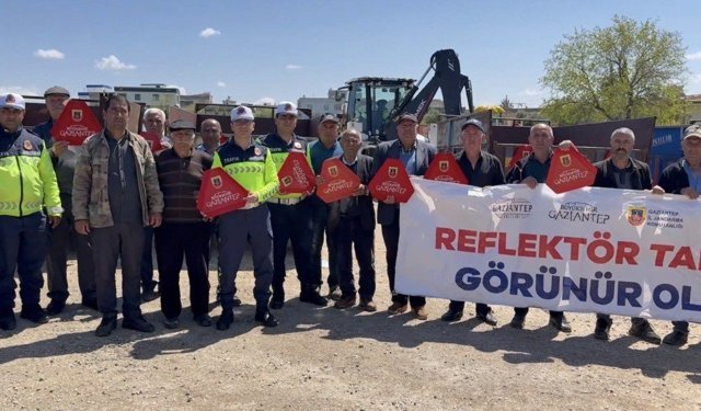 Jandarma çiftçilere reflektör dağıttı