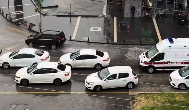Sağanak yağış sonrası kilitlenen yolda örnek hareket