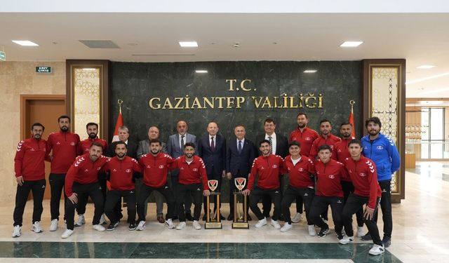 Şampiyon hokey takımı Vali Çeber ile bir araya geldi