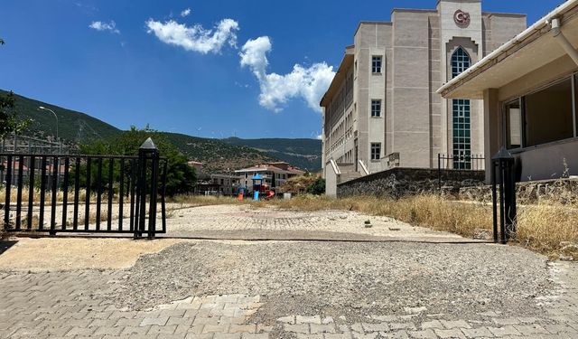 Depremde hasar gören okul binası kaderine terk edildi