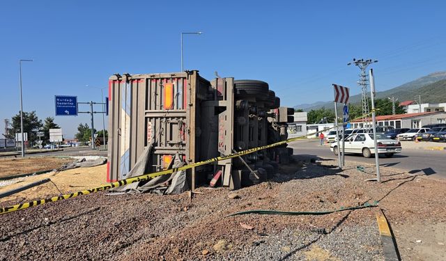Arpa yüklü tır kontrolden çıktı