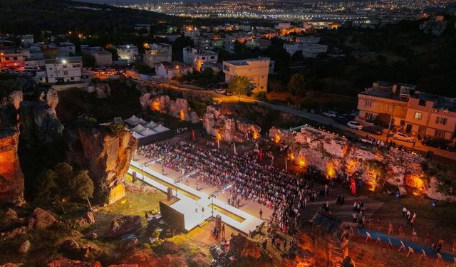 Dülük Antik Kenti’nde “Moda ve Tasarım Haftası” renkli defileyle buluştu