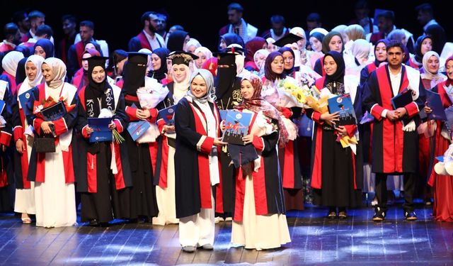GAÜN İlahiyat Fakültesi’nde mezuniyet çoşkusu düzenlendi