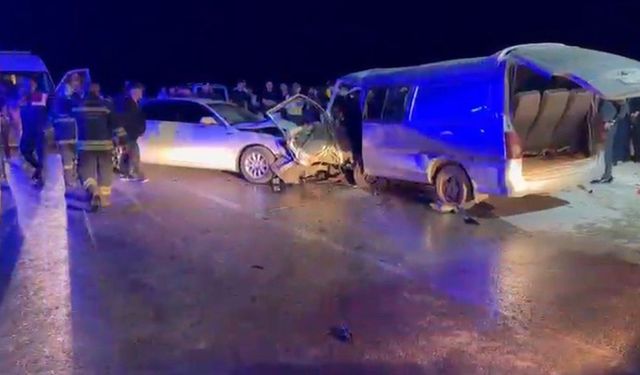 Gaziantep’te feci kaza: 2 araç kafa kafaya çarpıştı