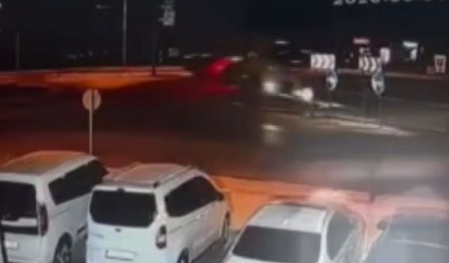 Kontrolden çıkan tır kavşakta devrildi: O anlar kameraya yansıdı