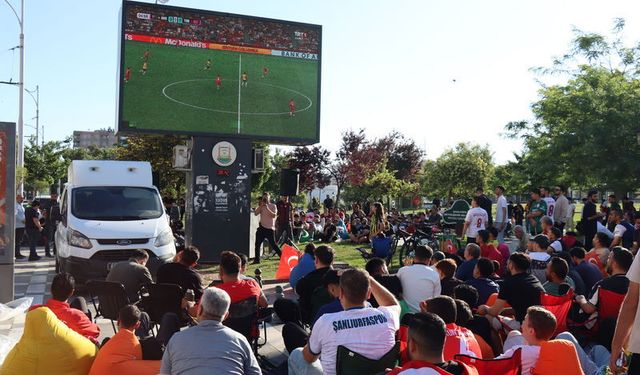 Gaziantep’te milli maç heyecanı dev ekranda yaşandı