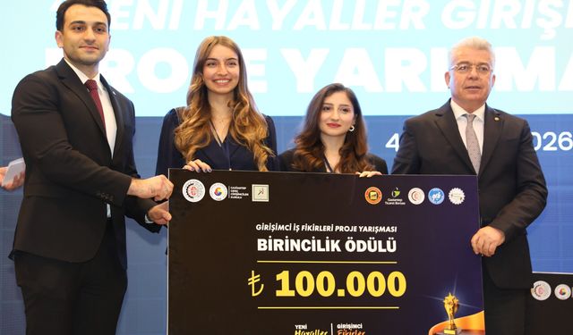 Özyurt, şampiyon projeye ödül takdim etti