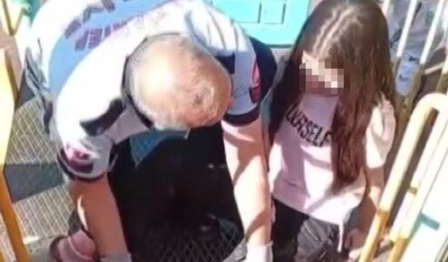 Parkta korku dolu anlar: Ayağı oyun grubuna sıkışan çocuk kurtarıldı