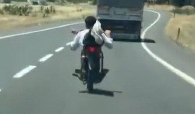 Trafikte akılalmaz anlar: Motosikletin üzerine uzandı
