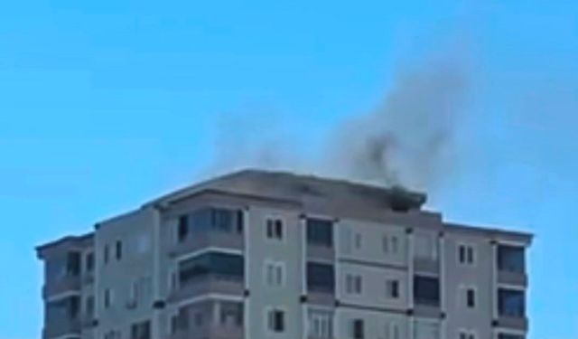 Gaziantep'te 14 katlı apartmanın çatısında yangın paniği