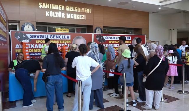 Gaziantep'te 19 bin çift spor ayakkabısı dağıtıldı