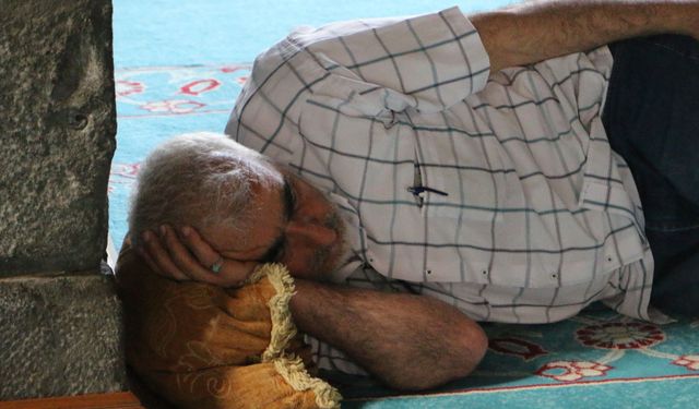 Sıcaktan korunmak için camide dinlendiler