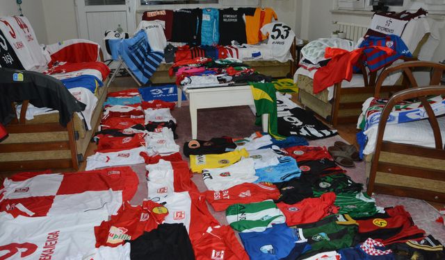 Biriktirdiği formalarla evini futbol müzesine çevirdi