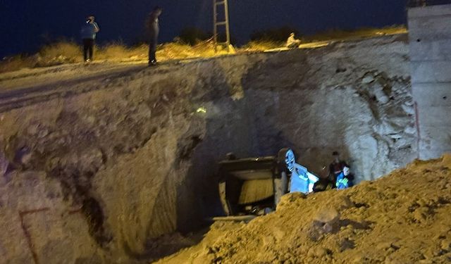 Gaziantep'te çukura düşen otomobil ters döndü