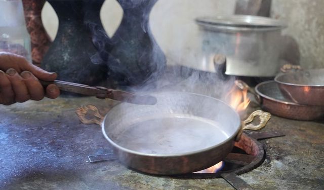 Kalay ustaları 80 derecelik atölyelerde üretim yapıyor