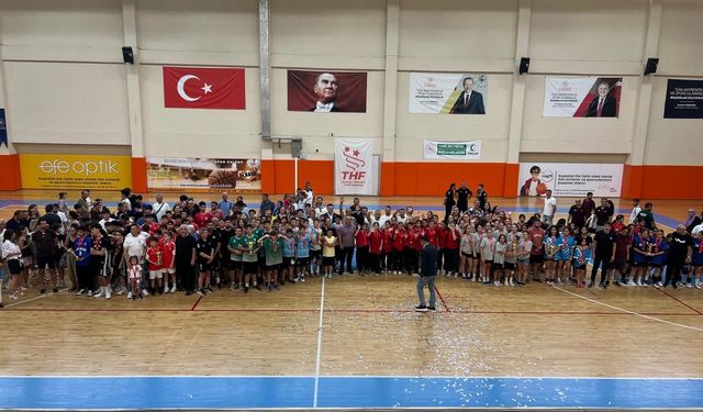 Minik hentbolculardan gururlandıran başarı