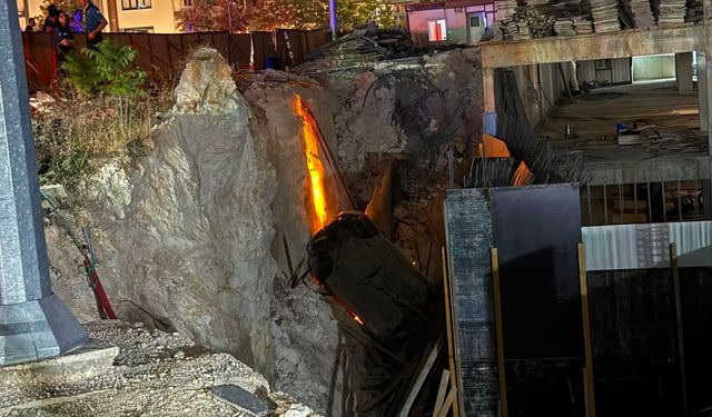 Gaziantep'te feci kaza: Otomobil inşaat çukuruna düştü