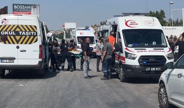 Gaziantep'te servis ile tır çarpıştı: Yaralılar var...