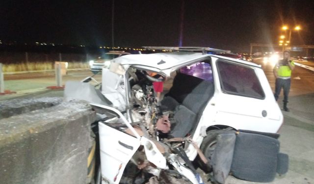 TAG Otoyolu'nda bariyere çarpan otomobil hurdaya döndü