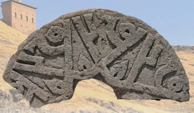 Ani Ören Yeri’nde Hz. Muhammed Yazılı Selçuklu Taşı Bulundu