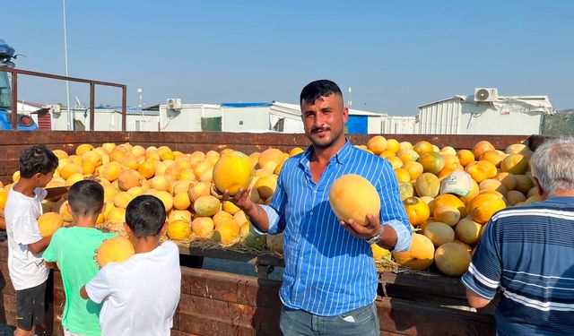 Tüccarın 5 TL teklifini reddetti, kavunları dağıttı