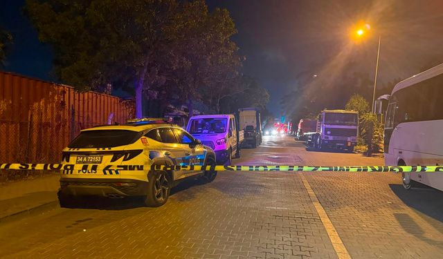İstanbul'da tır garajında çıkan yangında 5 araç zarar gördü