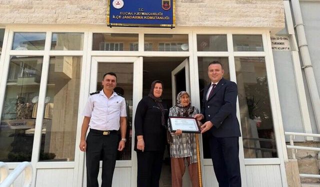 Simit satarak kazandılar, dairelerini jandarmaya bağışladılar