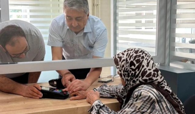 Simit satarak kazandılar, dairelerini jandarmaya bağışladılar
