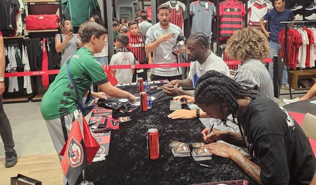 Gaziantep FK’lı futbolcular taraftarla bir araya geldi