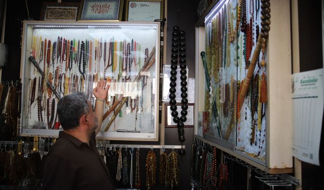 Gaziantep’te engelini tespih yaparak unutuyor
