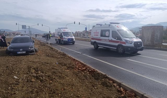 Gaziantep’te kavşakta çarpışan iki araç hurdaya döndü