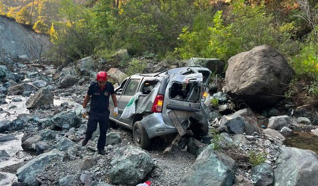 Osmaniye’de akılalmaz kaza! Otomobil uçurumdan dereye uçtu