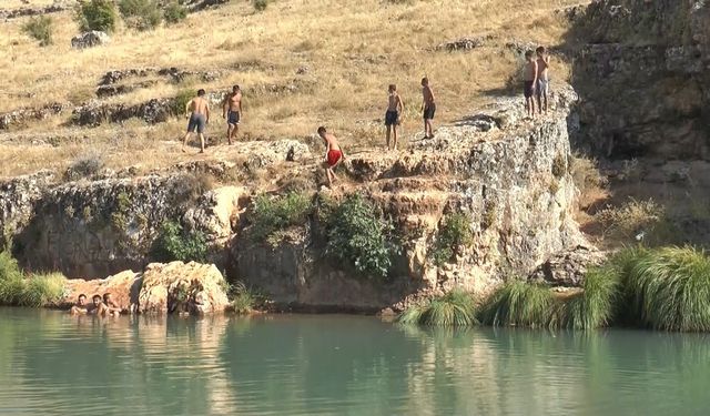 Gaziantep'te sıcaktan bunalan gençler çaya girerek serinledi