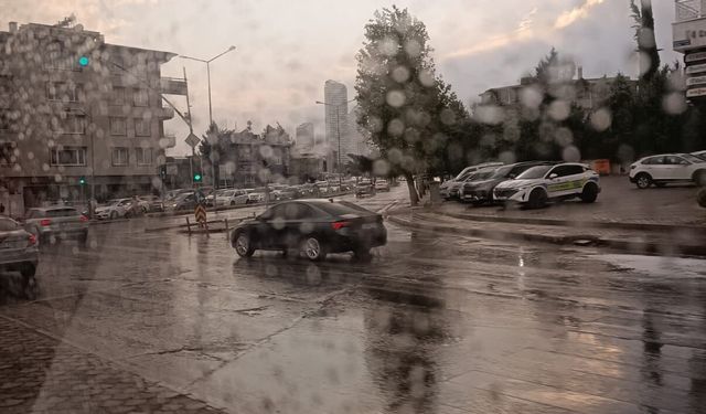 Gaziantep’te şaşırtan hava olayı! Toz bulutu ve sağanak peş peşe geldi